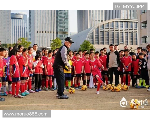 阳光女孩与足球明星的梦想之旅展现青春活力与运动激情