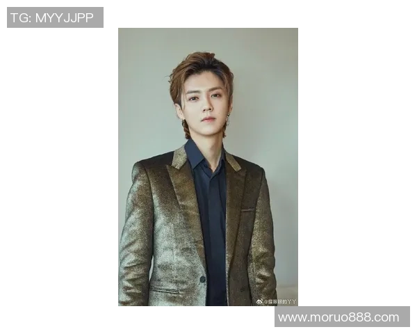 鹿晗踢足球展现明星风采引发球迷热议与期待