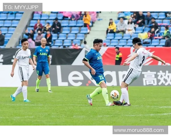 与足球明星合影的最佳姿势与技巧分享让你的照片更具魅力 与足球明星合影的最佳姿势与技巧分享让你的照片更具魅力