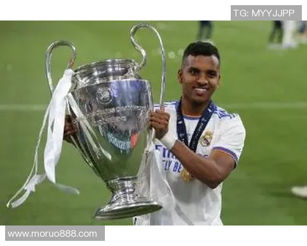 足球明星身着纯白西装的优雅瞬间展现时尚与魅力的完美结合